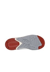 Podeszwa buta Skechers z szaro-czerwonym wzorem z gumy, z wyraźnymi wzorami zapewniającymi przyczepność oraz subtelnym elementem brandingu na pięcie.