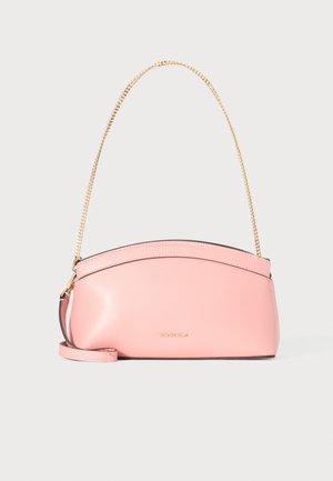Sac à bandoulière en cuir rose avec bandoulière chaîne dorée et petit logo Michael Kors doré au centre devant.