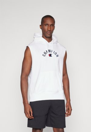 Sudadera sin mangas blanca con el logo "Champion" centrado en el pecho, bolsillo frontal y capucha con cordón; combinada con pantalones cortos negros.