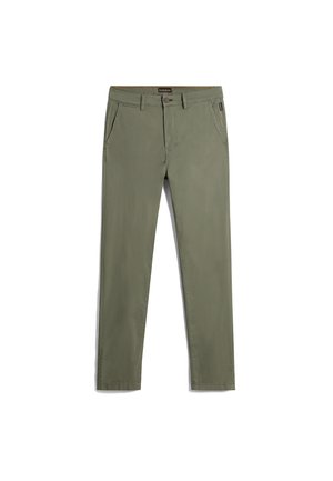 Chinos de hombre, color verde oliva, material de algodón, corte slim, cuatro bolsillos, presillas para cinturón, textura suave, detalles de costura mínimos.