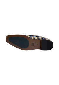 Bruine zool met een textuur in rubber grip, geweven bovenkant in meerdere kleuren in blauw, beige en bruin, met een gladde zwarte hielaccent. maat 43.