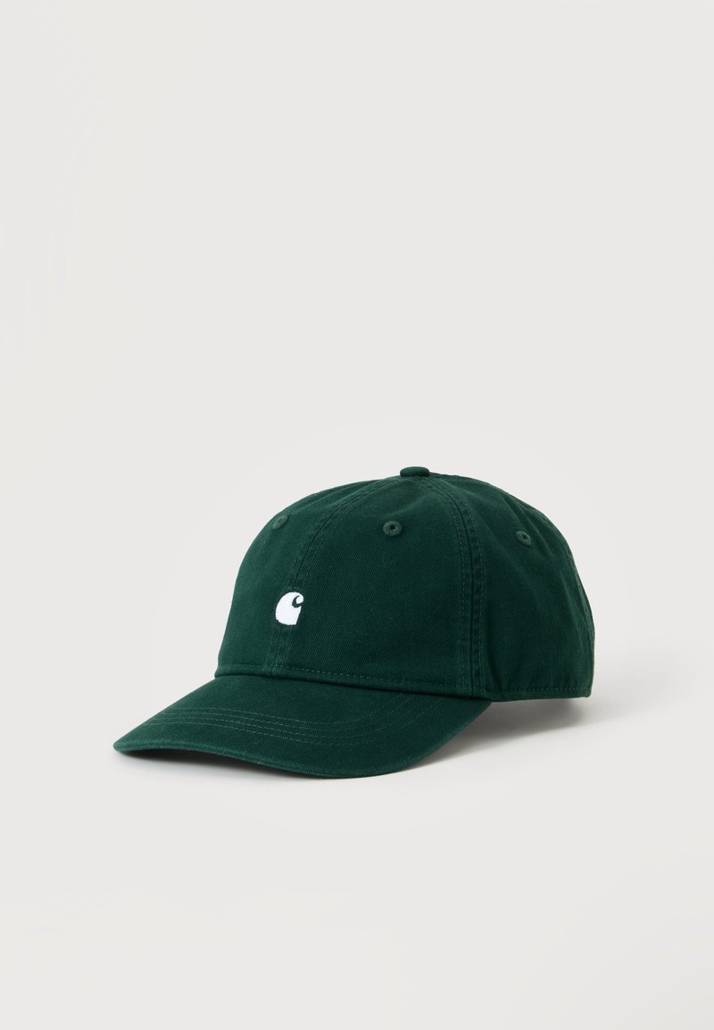 Cappellino da baseball verde scuro con visiera curva e piccolo logo bianco ricamato sul davanti, mostrato su uno sfondo chiaro uniforme.