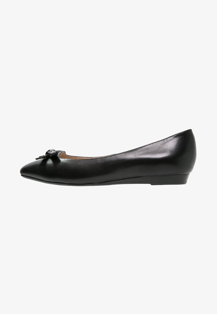 Chaussure plate en cuir noir avec bout pointu, petit nœud sur le devant, et talon compensé bas.
