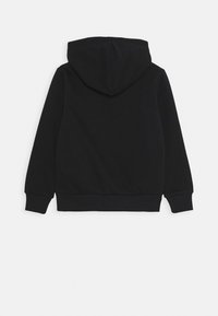 Černá mikina s kapucí, vyrobená z texturované tkaniny, s dlouhými rukávy, elastickými manžetami a zesíleným lemem, s centrální kapucí.