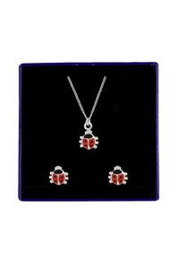 Ensemble de bijoux en argent comprenant un collier avec un pendentif coccinelle et des boucles d'oreilles assorties, le tout orné de détails en émail rouge sur fond noir.