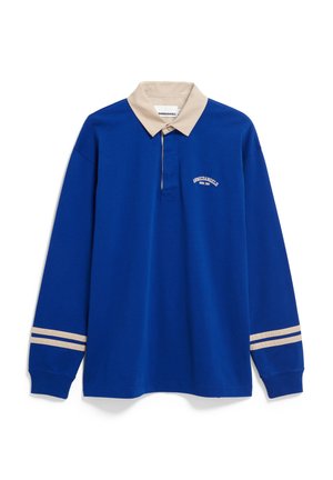 Langärmliges blaues Rugby-Shirt mit beigem Kragen, zwei beigen Streifen an jedem Ärmel und weißem Text auf der linken Brust mit der Aufschrift "ARMEDANGELS."