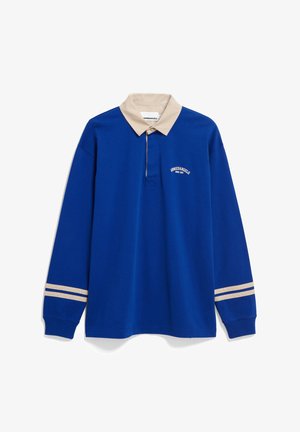 Langärmliges blaues Rugby-Shirt mit beigem Kragen, zwei beigen Streifen an jedem Ärmel und weißem Text auf der linken Brust mit der Aufschrift "ARMEDANGELS."