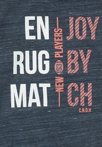 Tejido azul oscuro con texto en blanco y naranja. El texto dice "EN RUG MAT NUEVOS JUGADORES ALEGRÍA POR C.H." El texto presenta diversas fuentes y patrones.