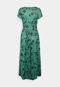 Zielona maxi sukienka z krótkimi rękawami, z czarnym kwiatowym wzorem. Elastyczna talia, zwiewna sylwetka, gładka tekstura tkaniny.