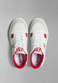 Hvide atletiske sneakers med røde accenter, mesh- og syntetisk materiale, rund tå, flad sål og logo-detalje på tungen.
