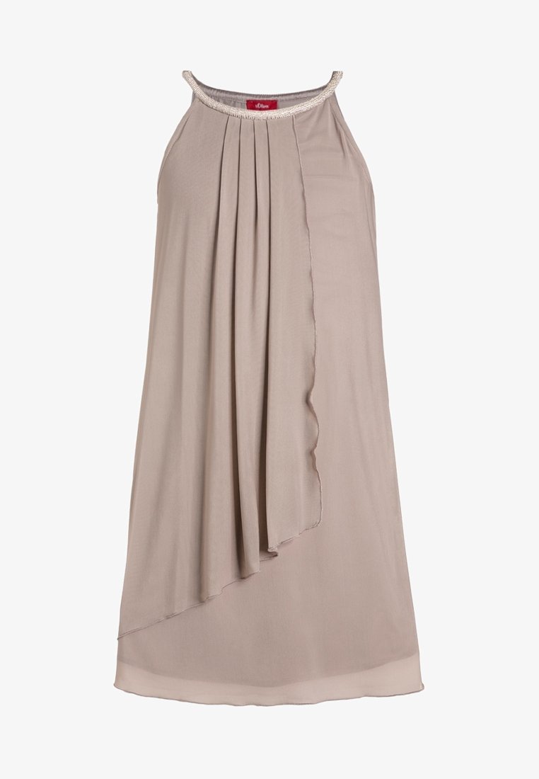 Robe beige sans manches avec panneau avant plissé et finition à perles autour du col rond, avec un ourlet superposé asymétrique.