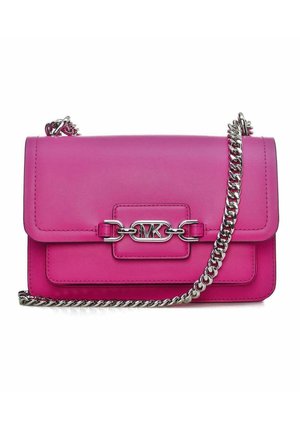Sac à bandoulière moyen en cuir rose avec bandoulière chaîne argentée et boucle logo MK argentée sur le rabat avant.