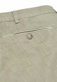 Pantalon en tissu à carreaux beige, poche arrière avec une fermeture à un seul bouton et passants de ceinture au-dessus.