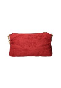 Borsa a tracolla in suede rosso con motivi scolpiti, chiusura con zip e finiture in oro. Forma compatta e rettangolare con una texture morbida.