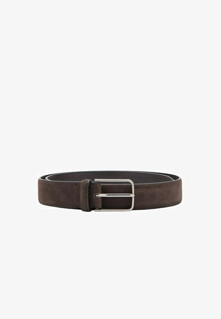 Ceinture en cuir marron foncé avec une boucle rectangulaire en argent, enroulée avec la boucle fermée, présentée sur un fond blanc.