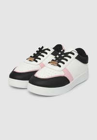 Białe i czarne sneakersy z różowymi akcentami, z wiązaniem, perforowanym palcem i złotym detalem na języku.