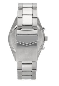 Klocka i rostfritt stål med ett geometriskt hölje, silverfärgad armbandslänk, polerad och borstad yta, med Maserati-logotypen ingraverad på baksidan.