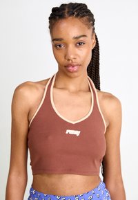 Brun ribbet crop-top med beige kant og frontlogo; halterneck-design; fitted form, myk tekstur.