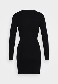 Robe noire à manches longues en tissu côtelé avec une silhouette ajustée. Texture lisse et couleur unie, avec un col rond et une longueur mi-cuisse.