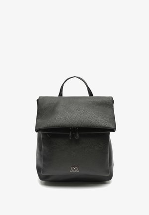 Črn usnjen nahrbtnik z teksturirano površino, zložljivim pokrovom, zgornjim ročajem in sprednjim žepom na zadrgo. Ima kovinski logotip na dnu.