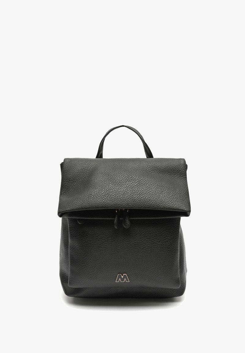 Must mustrine seljakott tekstuuriga pinnaga, volditava klapi, pealmise käepideme ja esise lukuga taskuga. Alumises osas on metallist logo.