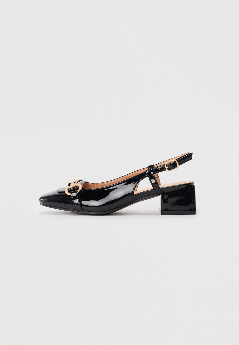 Zwarte lakleren slingback schoen met blokhak en gouden gespdetails op een effen lichte achtergrond.