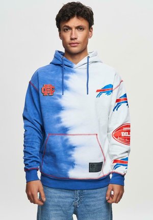 Sweat-shirt à capuche en tie-dye bleu et blanc avec des accents rouges. Comprend des logos d'équipe, une poche kangourou, un tissu texturé et des poignets côtelés.