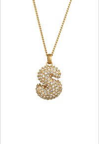 Goldkette mit einem strukturierten "S"-Anhänger, der mit mehreren klaren Strasssteinen besetzt ist und ein gebogenes, kompaktes Design aufweist.