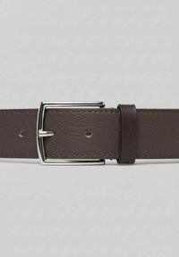 Ceinture en cuir marron avec une boucle en métal argenté brillante. Présente des détails de couture et plusieurs trous pour réglage. Texture lisse sur toute la surface.
