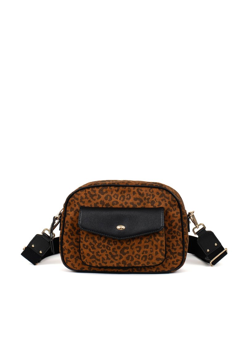 Borsa con stampa leopardata in tessuto marrone, dettagli in pelle nera, chiusura con zip, tasca frontale e tracolla regolabile. Misura circa 25x18 cm.