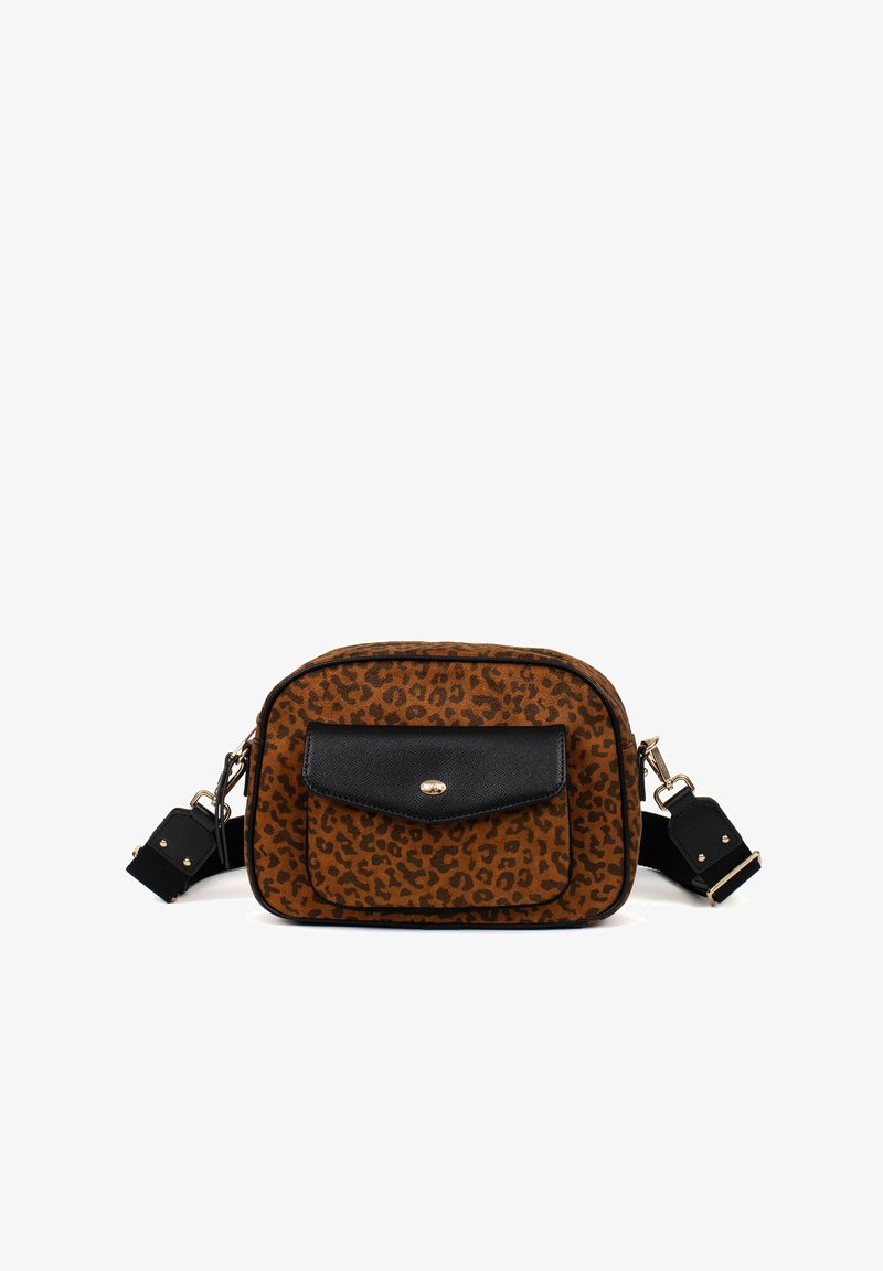 Borsa con stampa leopardata in tessuto marrone, dettagli in pelle nera, chiusura con zip, tasca frontale e tracolla regolabile. Misura circa 25x18 cm.