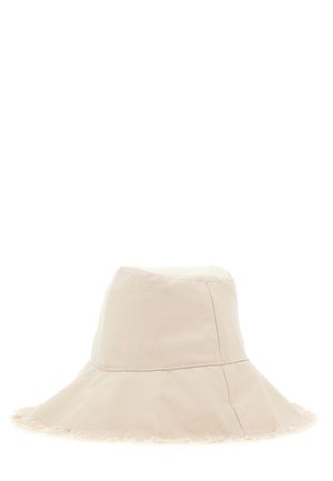 Chapeau seau beige à large bord avec bord effiloché, en tissu doux, présenté sur un fond blanc uni.