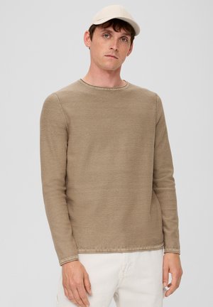 Beige shirt met lange mouwen van textuurstof, met een ronde hals en gestikte zoom. Gecombineerd met off-white broek.