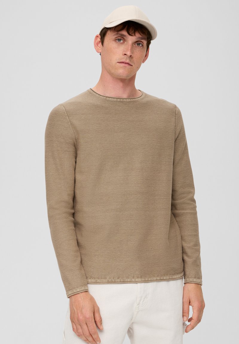 Beige shirt met lange mouwen van textuurstof, met een ronde hals en gestikte zoom. Gecombineerd met off-white broek.