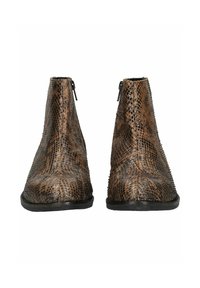 Botines de tobillo de piel de serpiente sintética marrón con un diseño elegante, punta afilada y cremallera trasera. Superficie texturizada y suelas negras sólidas.