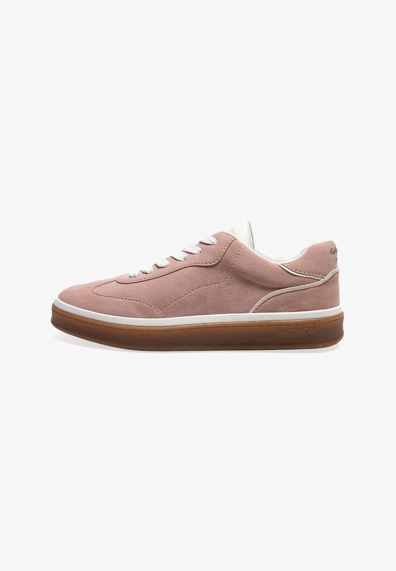 Rosa ruskinds sneaker med hvid snøredesign, der har en polstret krave og en struktureret gummisål. Logo på hælen.