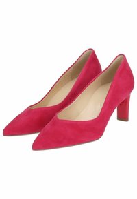 Růžové semišové lodičky na vysokém podpatku s špičatou špičkou a pevným blokovým podpatkem. Interiér je světlý s minimem švových detailů.