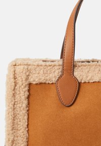 JOOP! Jeans COLLO AURELIA HANDBAG  - Håndtasker - cognac