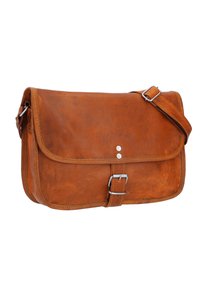 Borsa a tracolla in pelle marrone con chiusura a pattina, hardware in argento e tracolla regolabile. Presenta cuciture visibili e una superficie liscia.