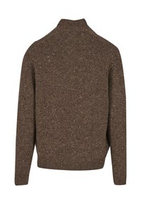 Brauner Strickpullover mit hohem Kragen, der ein strukturiertes, gesprenkeltes Muster sowie gerippte Bündchen und einen gerippten Saum für einen engen Sitz aufweist.