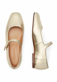 Auksiniai odiniai Mary Jane balerinos su kvadratiniu pirštu, viena juosta per pėdos įlinkį ir �žemu ruduoju kulniuku. Lygi tekstūra su subtiliu blizgesiu.