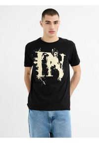 Camiseta de algodón negra con gran gráfico beige en la parte frontal. Mangas cortas, escote redondo, corte relajado, textura mínima.