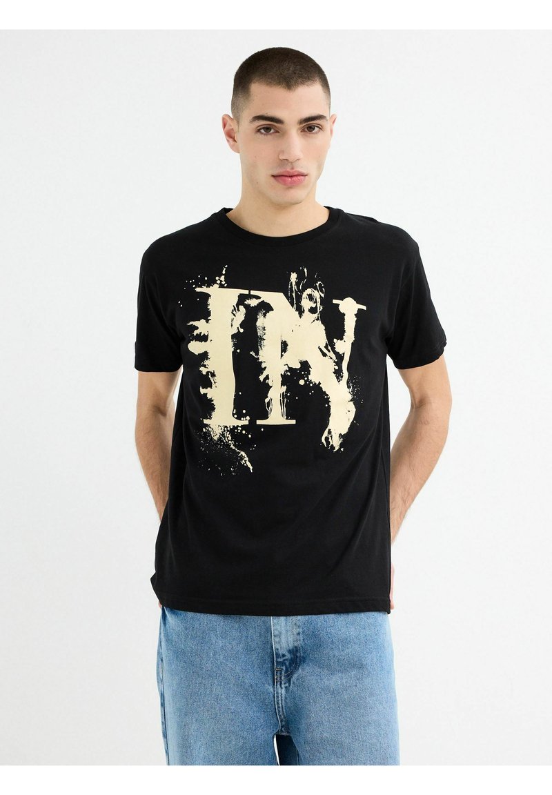 Camiseta de algodón negra con gran gráfico beige en la parte frontal. Mangas cortas, escote redondo, corte relajado, textura mínima.