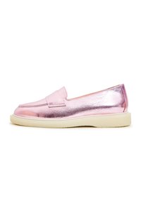Pintaiset metalliset loaferit, joissa on sileä pinta, litteä valkoinen pohja ja minimalistinen muotoilu, mukaan lukien yksinkertainen remmi yläosassa.