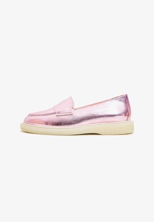 Metallisch pinke Loafer mit einer glatten Textur, die eine flache weiße Sohle und ein minimalistisches Design aufweisen, einschließlich eines einfachen Riemens an der Oberseite.