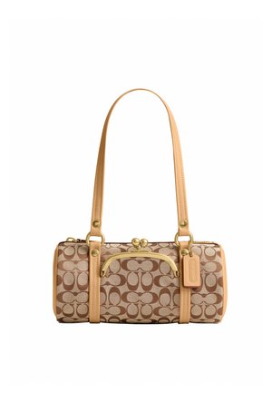 Sac à main Coach marron et beige avec motif signature, fermoir doré, longues lanières en cuir camel et petite étiquette en cuir attachée.