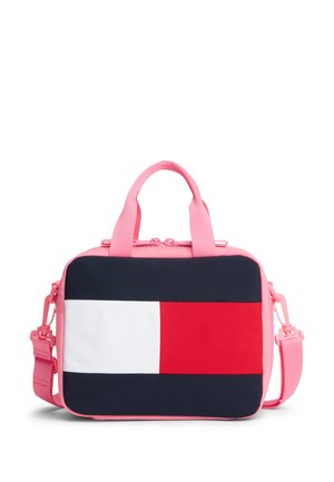 Petit sac rectangulaire rose avec poignées supérieures et bandoulière amovible, présentant un panneau avant en blocs de couleurs bleu marine, blanc et rouge.