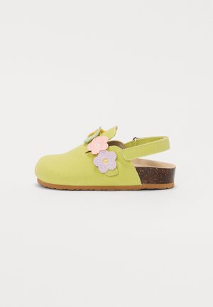 Sabot verde din suede, cu accente din țesătură florală în nuanțe de roz, galben și violet. Design cu spatele deschis și talpă cu textură de plută.