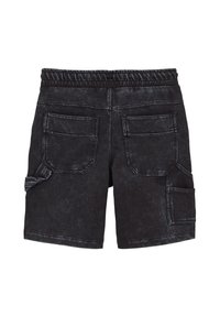 Čierne denimové cargo šortky s elastickým pásom, dvoma zadnými vreckami a bočnými vreckovými akcentmi. Textúrovaná tkanina s vyblednutým povrchom.