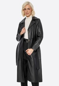 Černý kožený trenčkot s výstřihovým límcem, předními knoflíky a postranními kapsami. Disponuje páskem v pase a hladkým, lesklým materiálem.